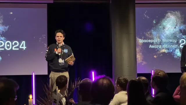 Mottar Spaceport Young-prisen på Spaceport Norways prisutdeling i 2024.
