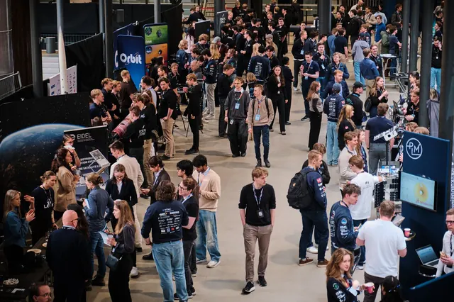 Studentorganisasjonenes stands mellom foredragene.